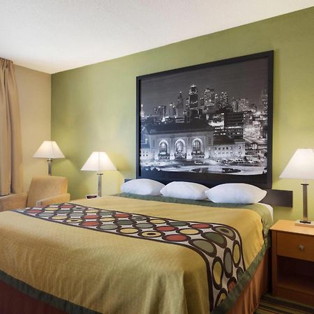 Super 8 By Wyndham Lees Summit Motel Lee's Summit Bagian luar foto