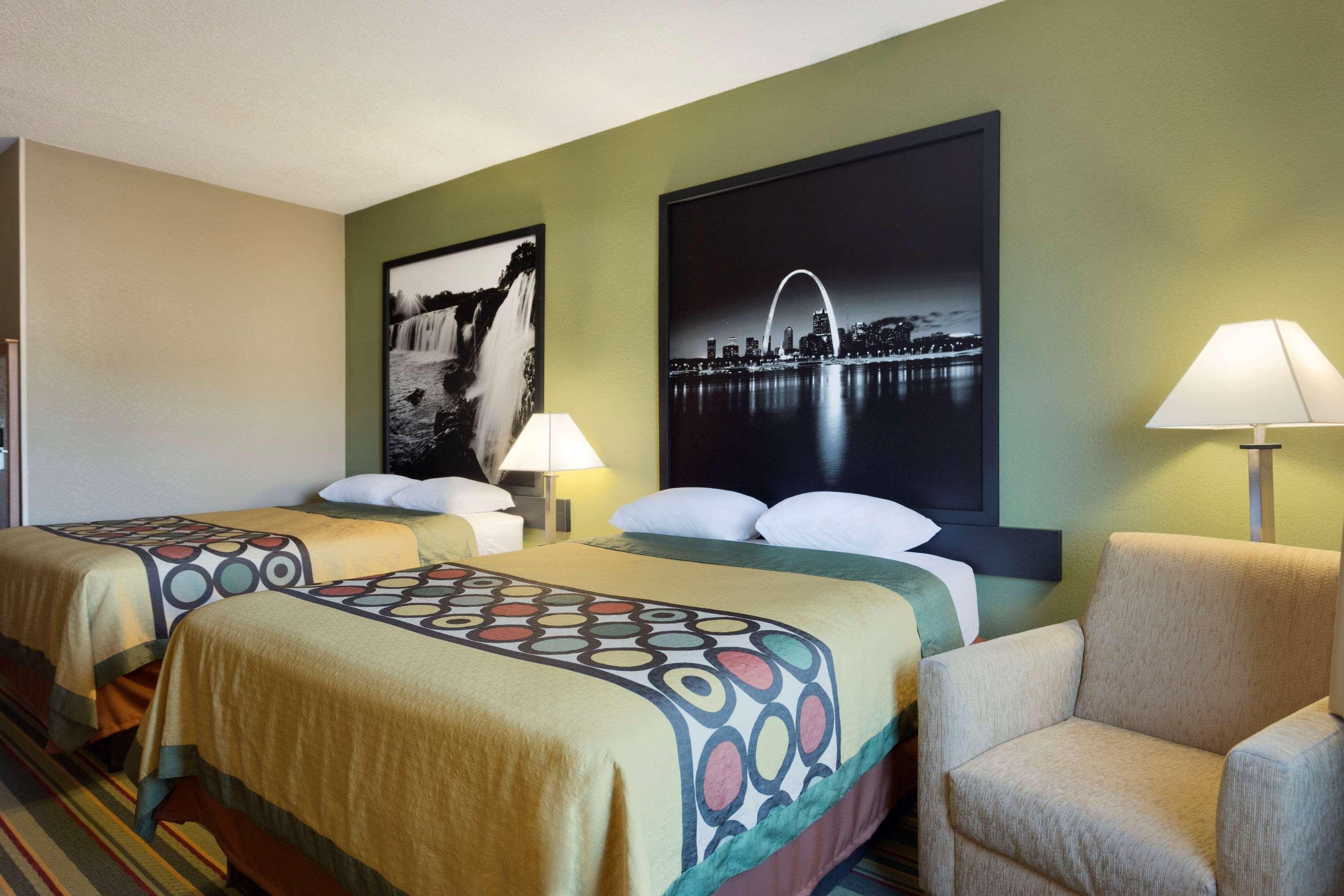 Super 8 By Wyndham Lees Summit Motel Lee's Summit Bagian luar foto