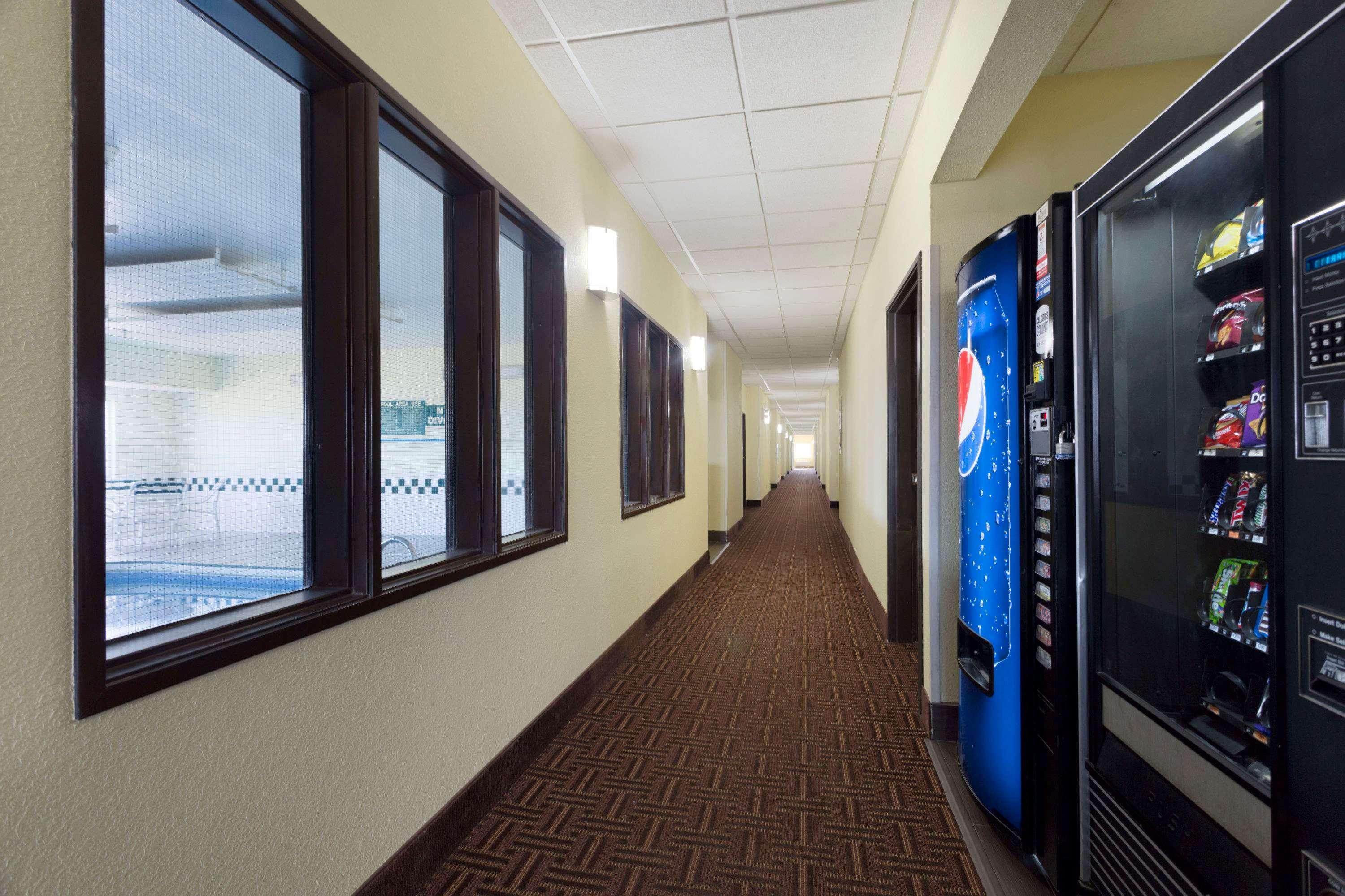 Super 8 By Wyndham Lees Summit Motel Lee's Summit Bagian luar foto