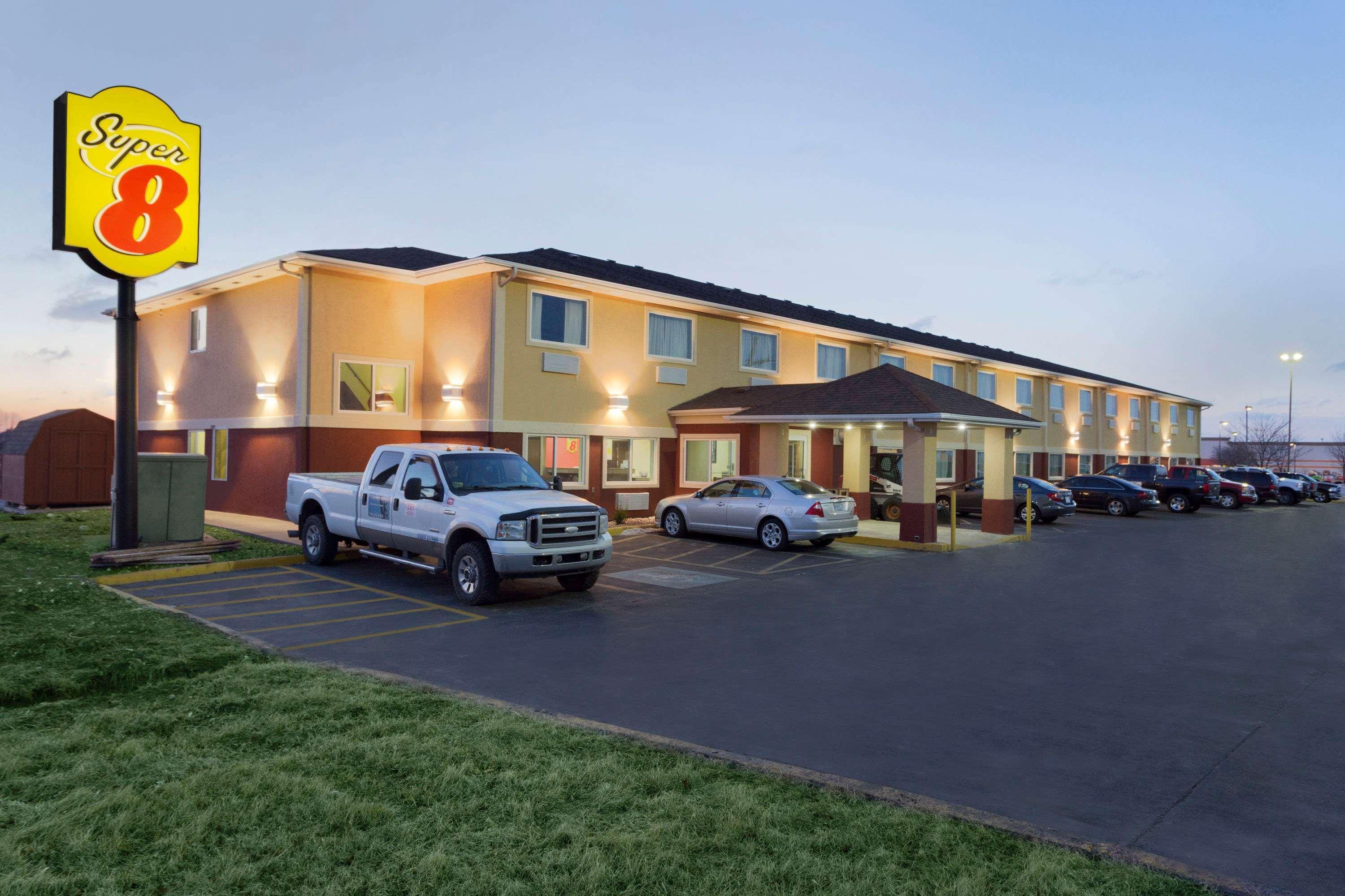 Super 8 By Wyndham Lees Summit Motel Lee's Summit Bagian luar foto